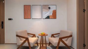 Escritorio, cortinas blackout, wifi gratis y ropa de cama