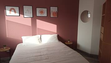 2 bedrooms, iron/ironing board, internet, bed sheets