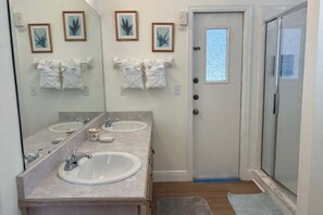Shower, jetted bath, hair dryer, towels