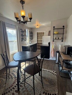 Private kitchen - Sun-Soaked Retreat Private Patio + Vintage Charm (Denver)
