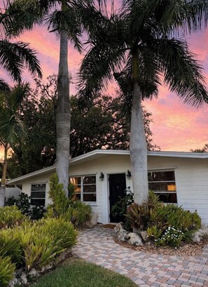 Exterior - The Bonita Bungalow - 1 Mile to the beach, West of 41 Gem, close to Downtown 5th (Bonita Springs)