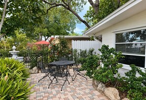 Outdoor dining - The Bonita Bungalow - Magical Oasis West of 41! (Bonita Springs)