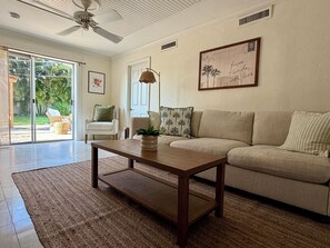 TV - The Bonita Bungalow - 1 Mile to the beach, West of 41 Gem, close to Downtown 5th (Bonita Springs)