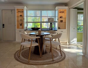 Dining - The Bonita Bungalow - 1 Mile to the beach, West of 41 Gem, close to Downtown 5th (Bonita Springs)