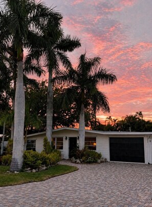 Exterior - The Bonita Bungalow - Magical Oasis West of 41! (Bonita Springs)