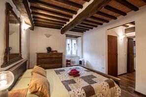 1 habitación, tabla de planchar con plancha, wifi y ropa de cama 