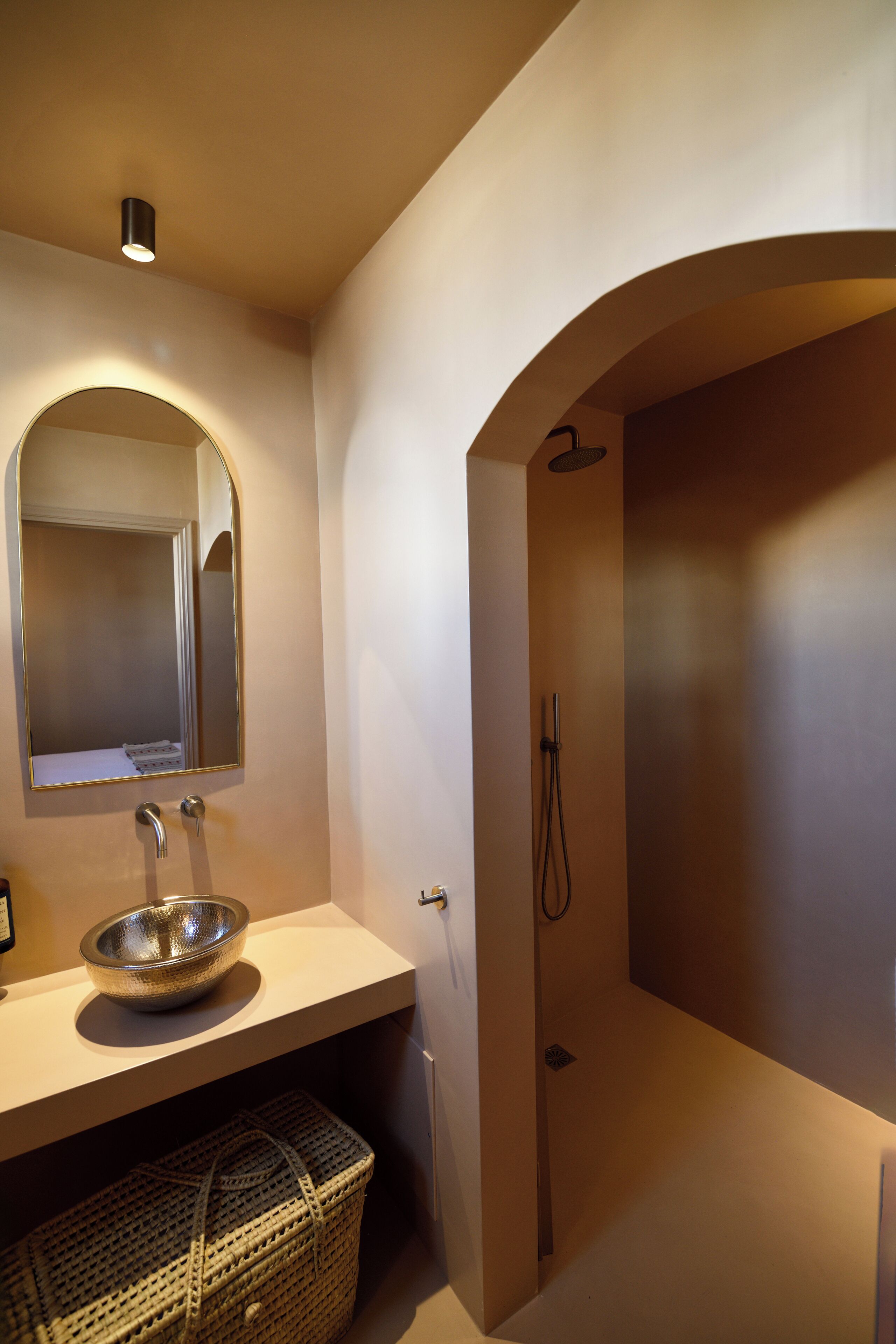 Douche, sèche-cheveux, serviettes fournies, savon