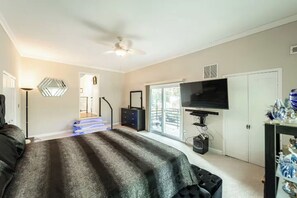 5 bedrooms, iron/ironing board, Internet, bed sheets - The Bachelorette- Wake up to waves live in luxury Your East Coast escape awaits. (North Beach)