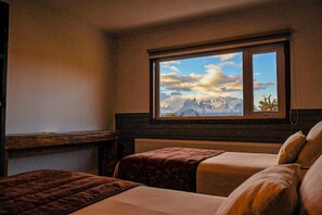 Habitación triple estándar, vistas a la montaña | Caja fuerte, escritorio, espacio para trabajar con un portátil