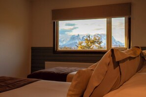 In-room safe, desk, laptop workspace, soundproofing - Geikie Lodge (Torres del Paine)