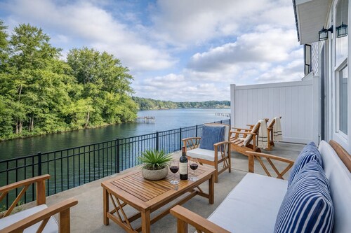 Lakefront Condo l Lake Greenwood l Walk to Dining & Docks l Private Boat Slip
