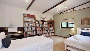 2 bedrooms, desk, iron/ironing board, travel crib