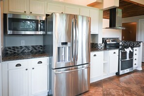 Private kitchen - Spacious 3 Bedroom Home In Lebanon Ready To Embrace Your Relaxing Getaway (Lebanon)
