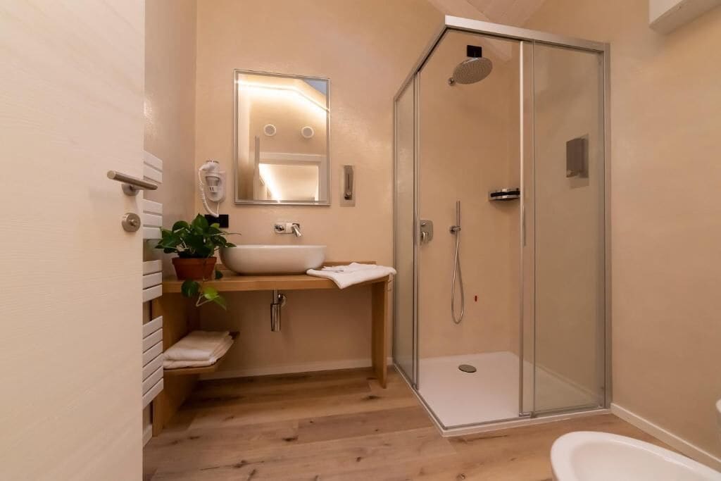 Apartment | Bathroom | Shower, free toiletries, hair dryer, towels