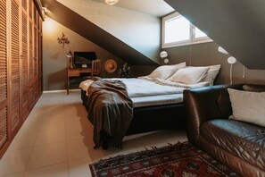 Een bureau, een strijkplank/strijkijzer, wifi, beddengoed