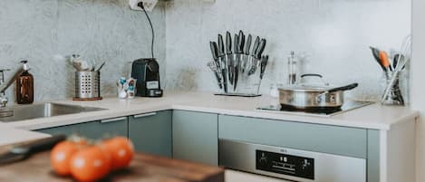 Frigorifero, microonde, forno, piano cottura