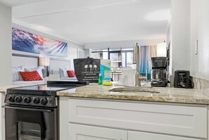 Fridge, microwave, oven, stovetop - Ocean Wink at Grande Cayman Resort w Lazy River (Myrtle Beach)