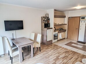 Jääkaappi, mikroaaltouuni, uuni, keittoastiat/astiat/ruokailuvälineet