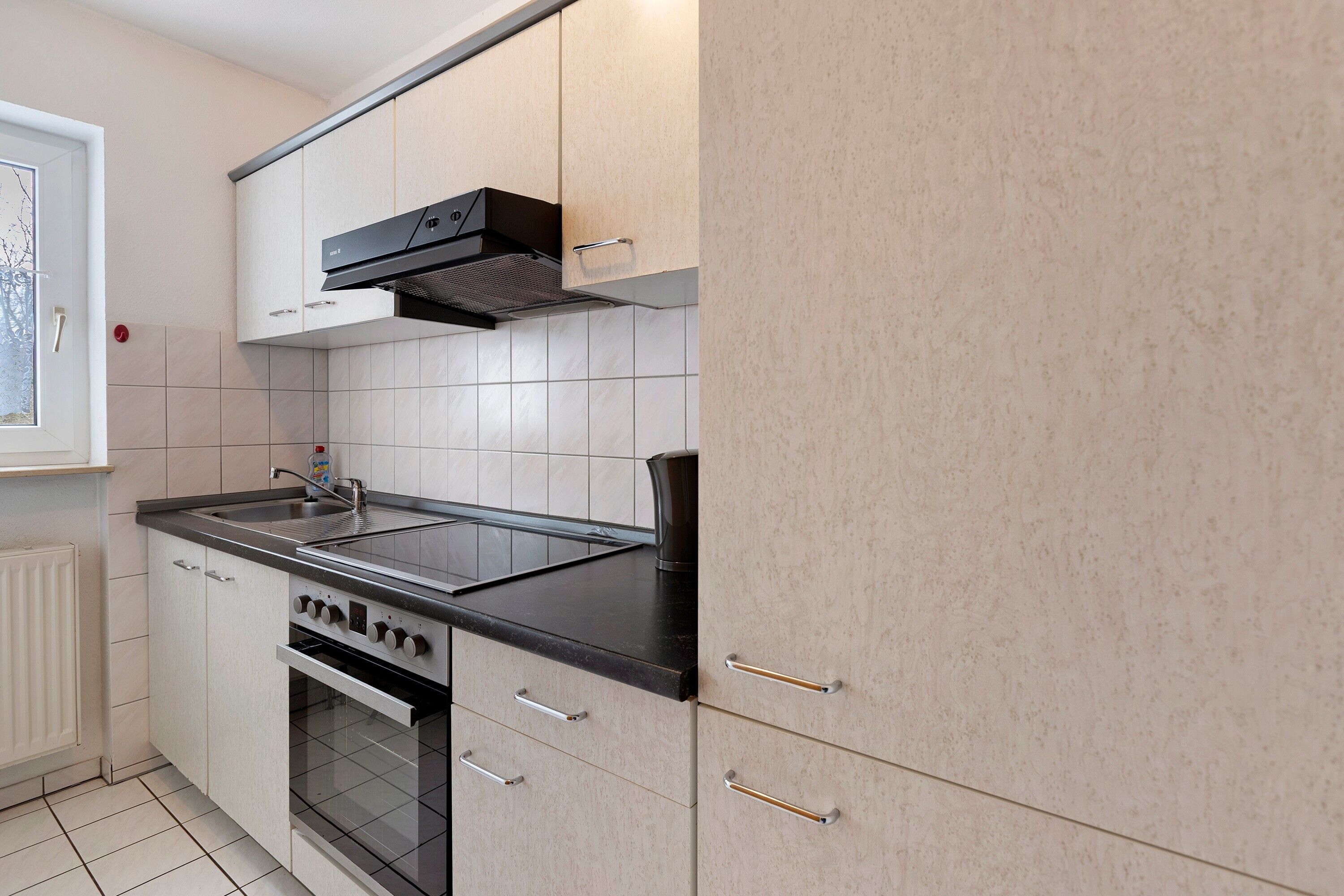 Fridge, oven, stovetop, coffee/tea maker