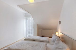1 slaapkamer, een strijkplank/strijkijzer, wifi, beddengoed