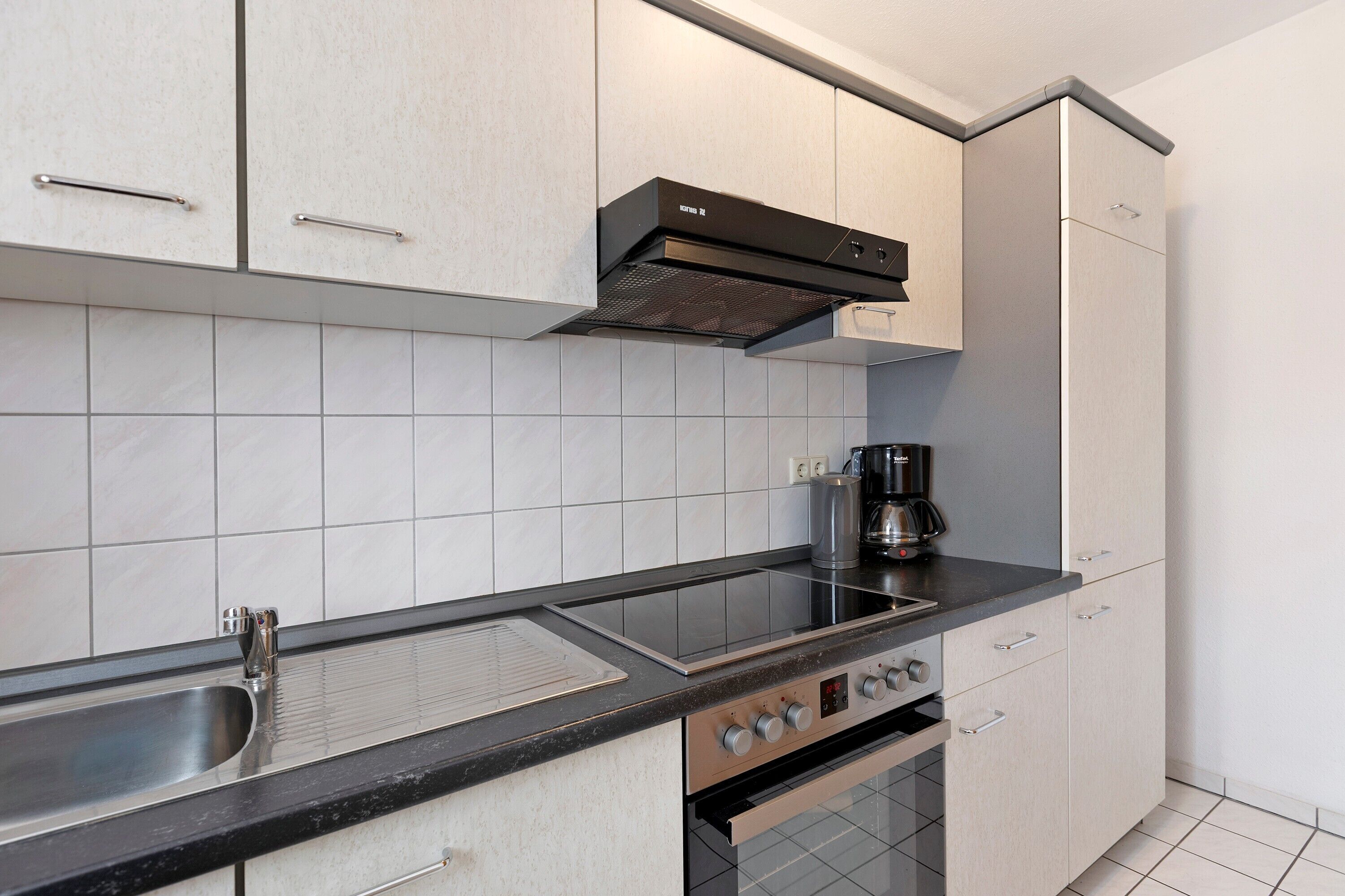 Fridge, oven, stovetop, coffee/tea maker