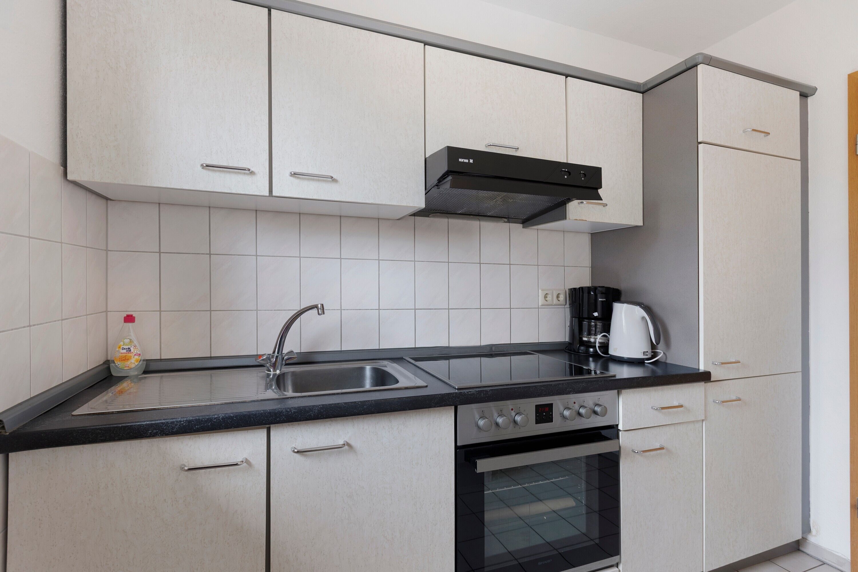 Frigorífico, horno, placa de cocina y cafetera o tetera