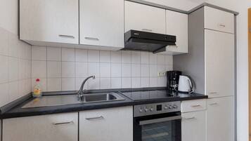 Frigorífico, horno, placa de cocina y cafetera o tetera