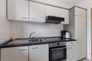 Frigorifero, forno, piano cottura, macchina per tè/caffè