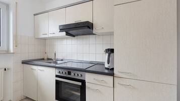 Réfrigérateur, un four, surface de cuisson, cafetière-théière
