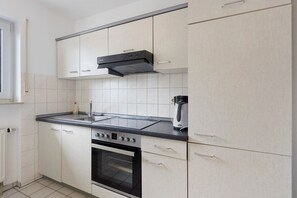 Kühlschrank, Ofen, Herdplatte, Wasserkocher mit Kaffee-/Teezubehör