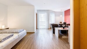 Una camera d'albergo moderna con un letto, una scrivania e una sedia.