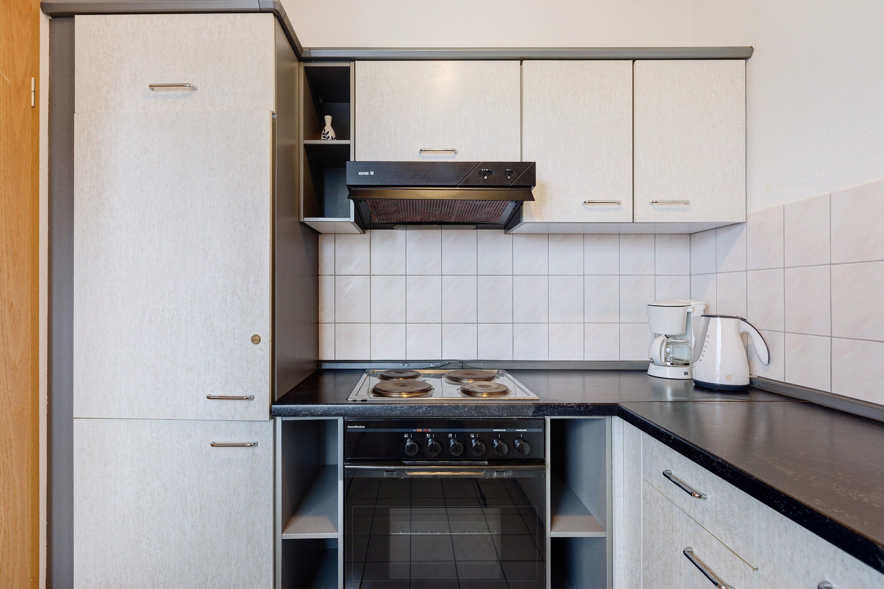 Réfrigérateur, four à micro-ondes, un four, surface de cuisson