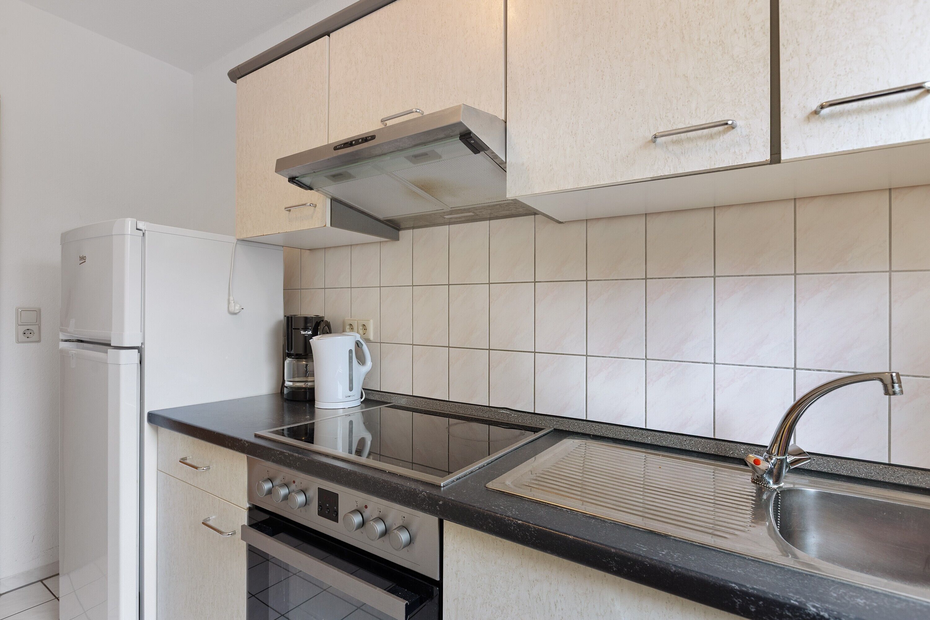 Frigorífico, microondas, horno y placa de cocina