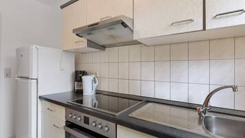 Frigorífico, microondas, horno y placa de cocina