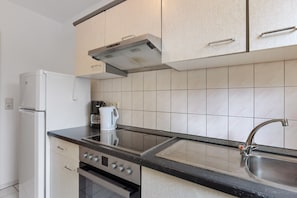 Kühlschrank, Mikrowelle, Ofen, Herdplatte
