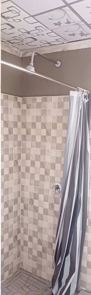 Shower, towels, soap, toilet paper - Teklos  Lodge (Bhunya)