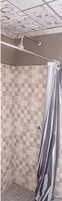 Ducha con pared de azulejos a cuadros, cabezal de ducha y cortina.