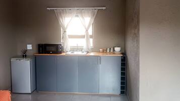 Mini-Kühlschrank, Mikrowelle