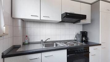 Frigorifero, microonde, forno, piano cottura