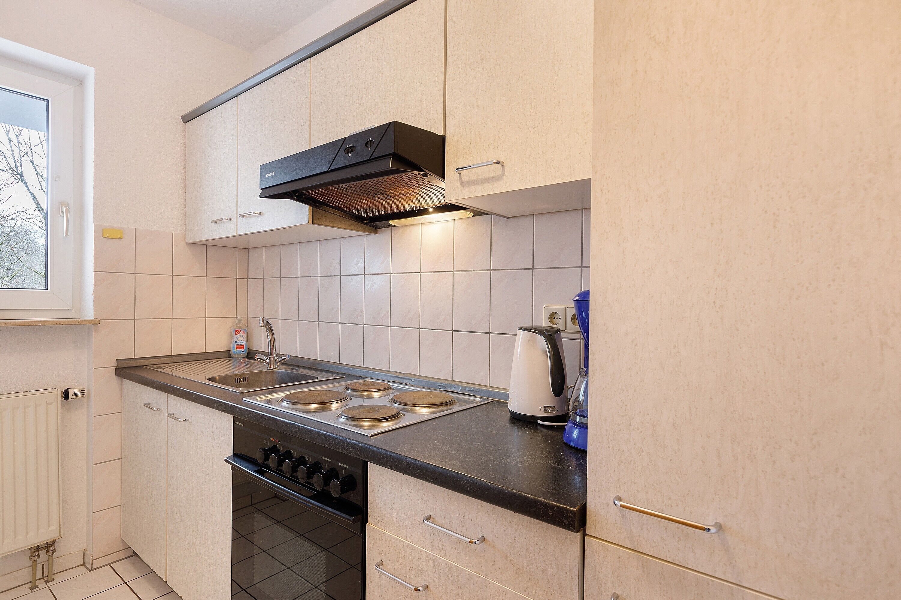 Refrigerador, horno, parrilla de estufa y cafetera y tetera 