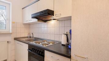 Fridge, oven, stovetop, coffee/tea maker