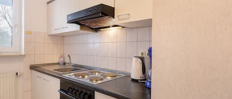 Frigorífic, forn, placa de cuina i cafetera i tetera