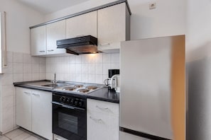 Kühlschrank, Ofen, Herdplatte, Wasserkocher mit Kaffee-/Teezubehör