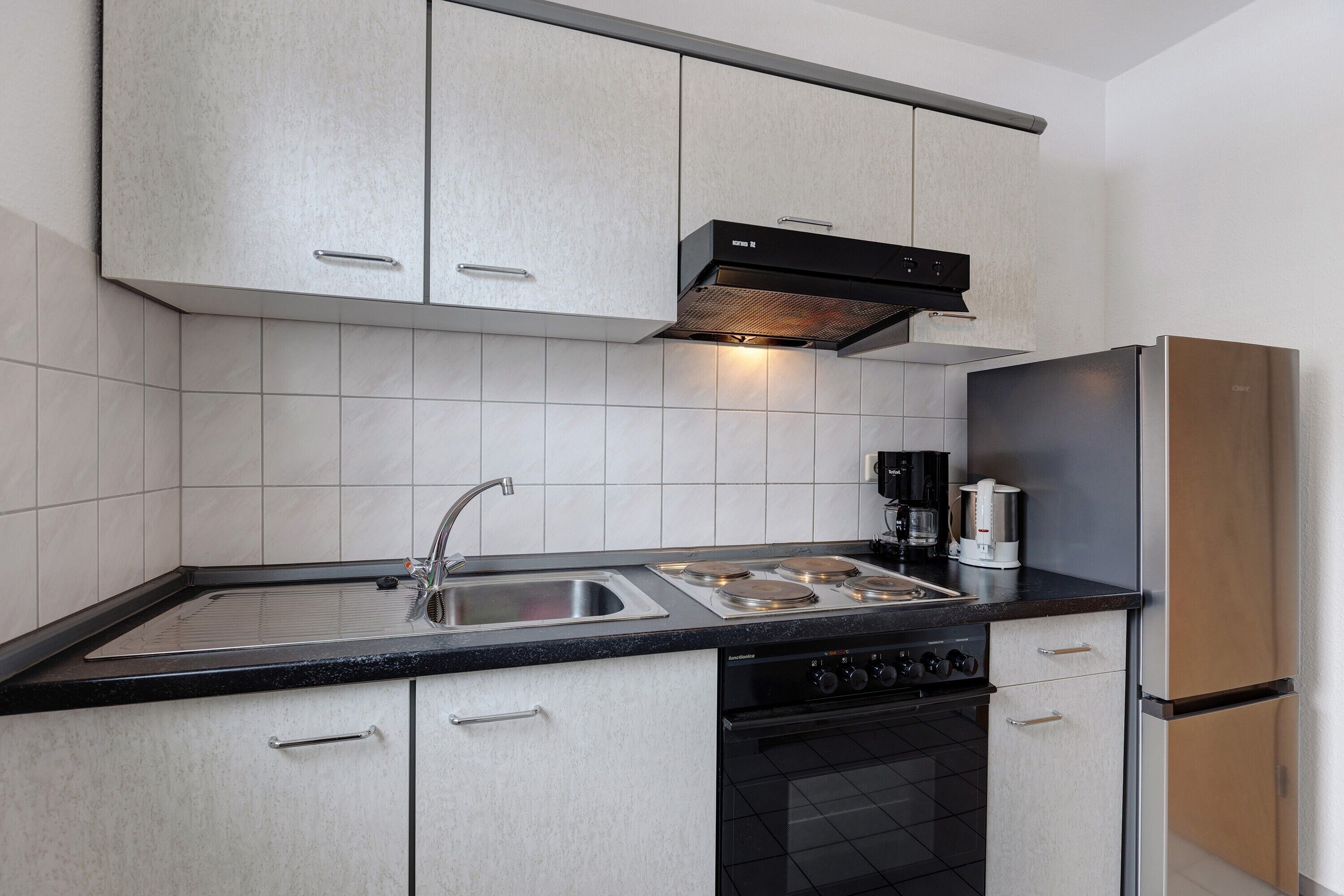 Fridge, oven, stovetop, coffee/tea maker
