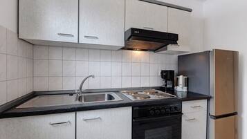 Fridge, oven, stovetop, coffee/tea maker