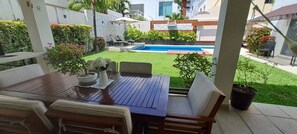 Outdoor dining - Cozy private kingbed bungalow in peaceful Cancún with AC, Waterfall, Pool & Jets (Cancún)