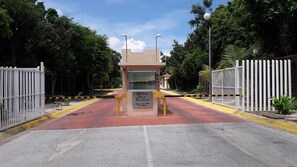 Property grounds - Cozy private kingbed bungalow in peaceful Cancún with AC, Waterfall, Pool & Jets (Cancún)