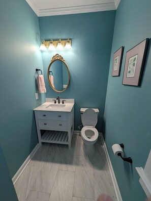 Deluxe Single Room | Bathroom | Towels, soap, shampoo, toilet paper