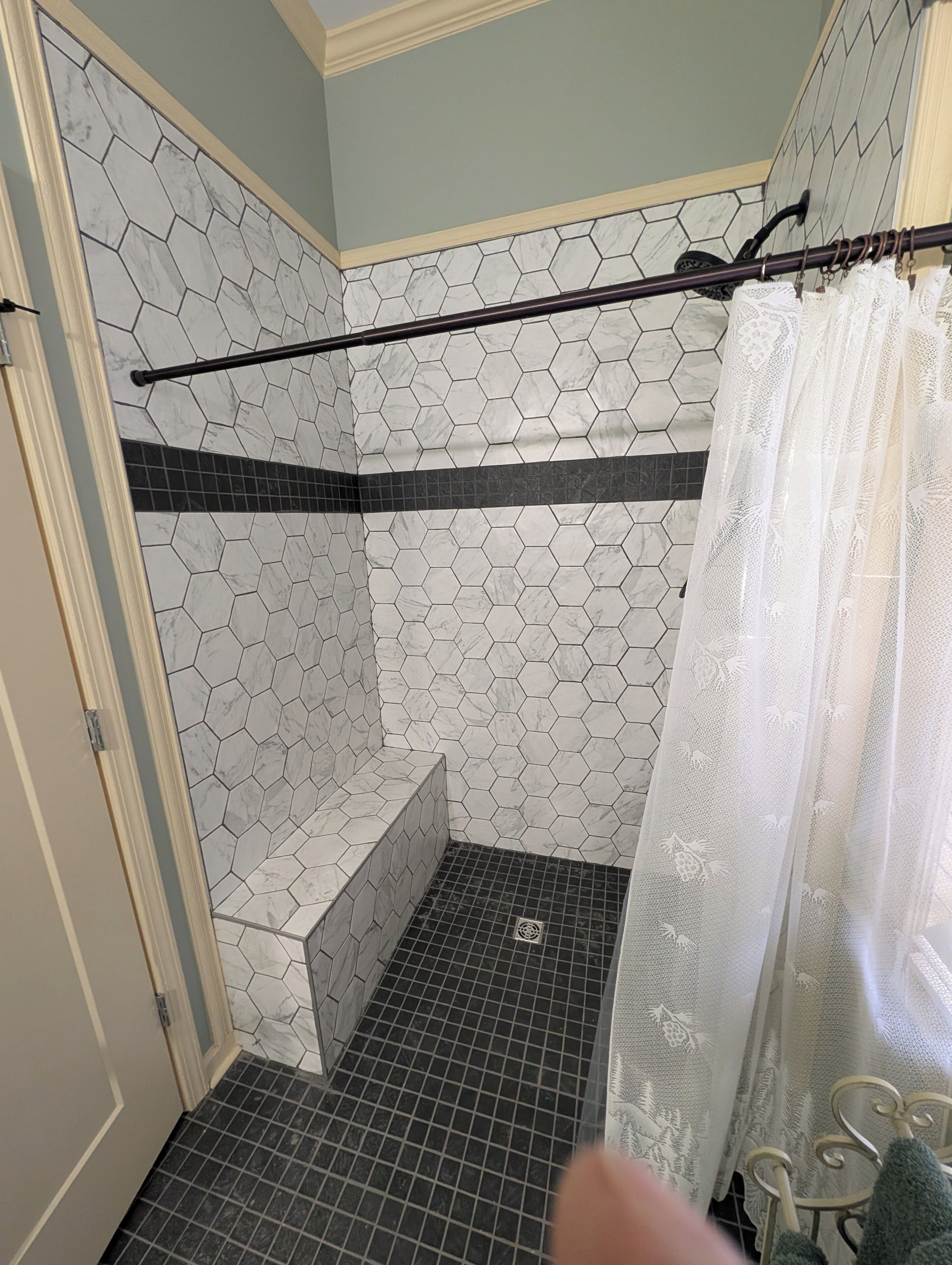 Deluxe-Einzelzimmer, rollstuhlgeeignete Dusche | Badezimmer | Handtücher, Seife, Shampoo, Toilettenpapier