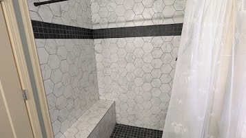 Deluxe-Einzelzimmer, rollstuhlgeeignete Dusche | Badezimmer | Handtücher, Seife, Shampoo, Toilettenpapier